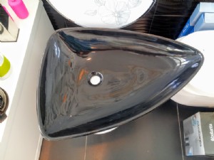 כיור מונח בצבע שחור לחדר מקלחת