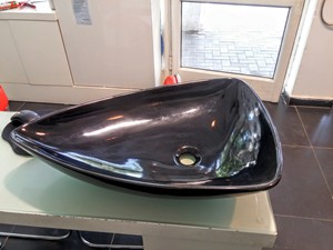 כיור מונח בצבע שחור לחדר מקלחת